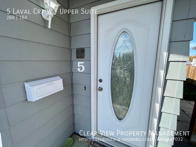 Building Photo - Recently renovated 2 bed, 1bath upper suit...