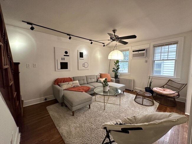 Building Photo - 3 bedrooms, 1.5 bath