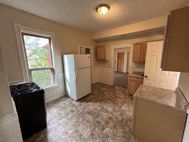 Foto del edificio - 666 Sims Ave