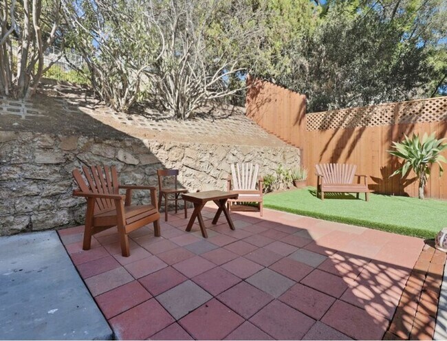 Foto del edificio - 2nd Floor Studio in the Heart of Highland Park