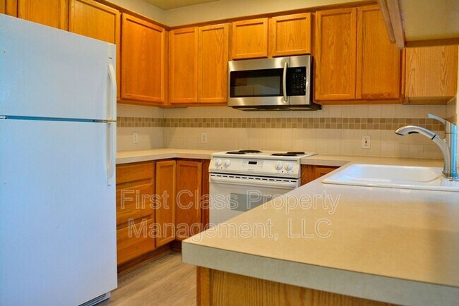 Building Photo - 12910 SW Menlor Ln