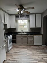 Building Photo - 316 N Oak St