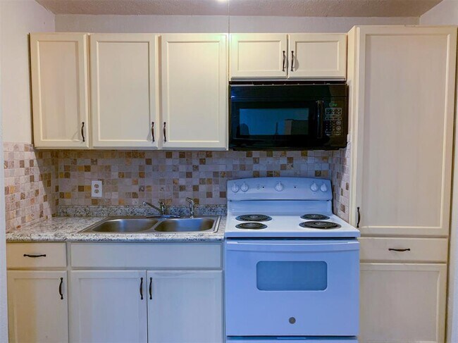 Foto del edificio - 8430 Holiday Ln