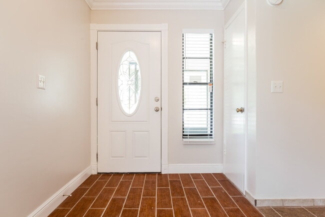 Building Photo - 402 E Springtree Way