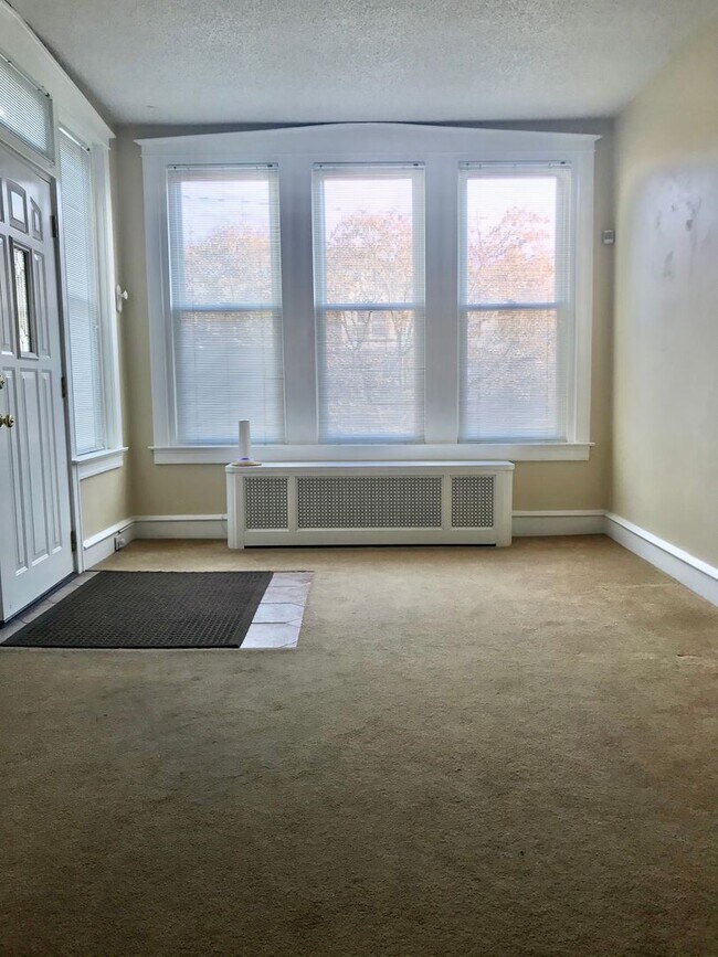 Building Photo - Beautiful 3-Bed Townhome in Mayfair with G...