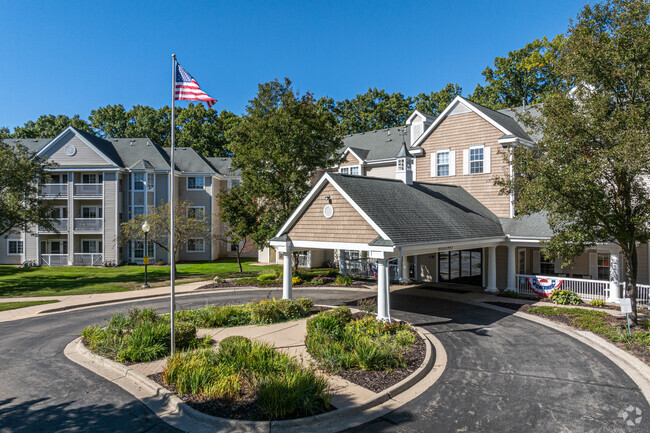 Frente del Grand Woods - Grand Woods Senior Apartments