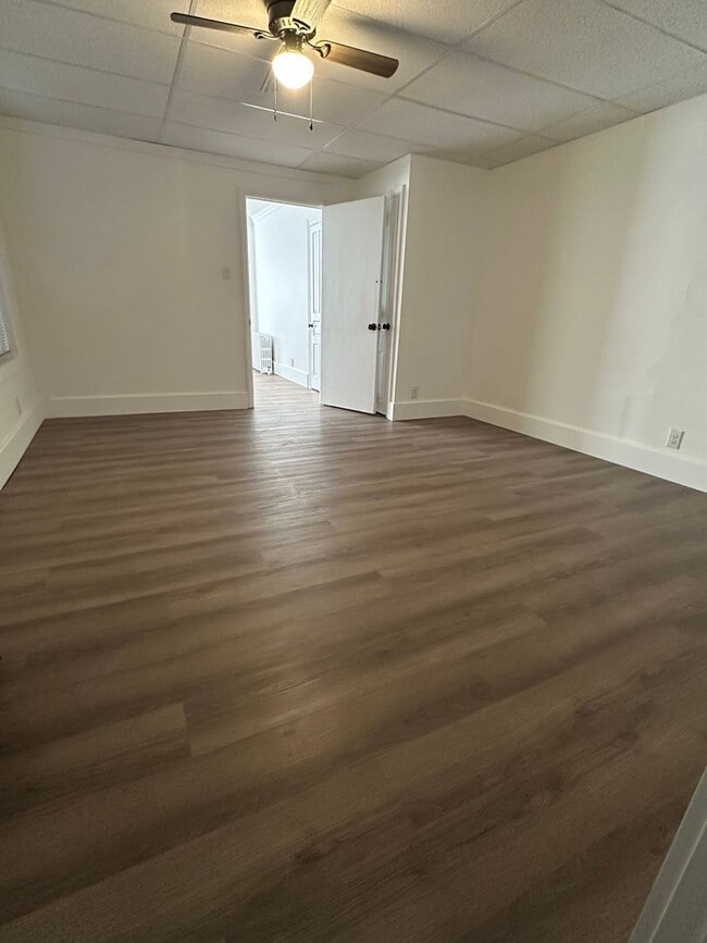 Foto del edificio - 565 W Market St