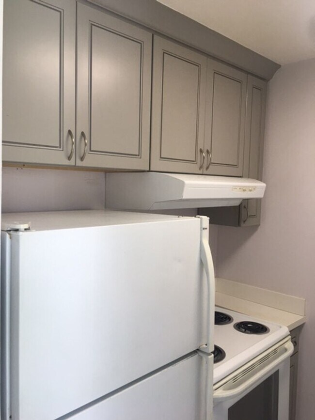 Building Photo - Great 2 bd 1 and 1/2 bath townhouse in sup...