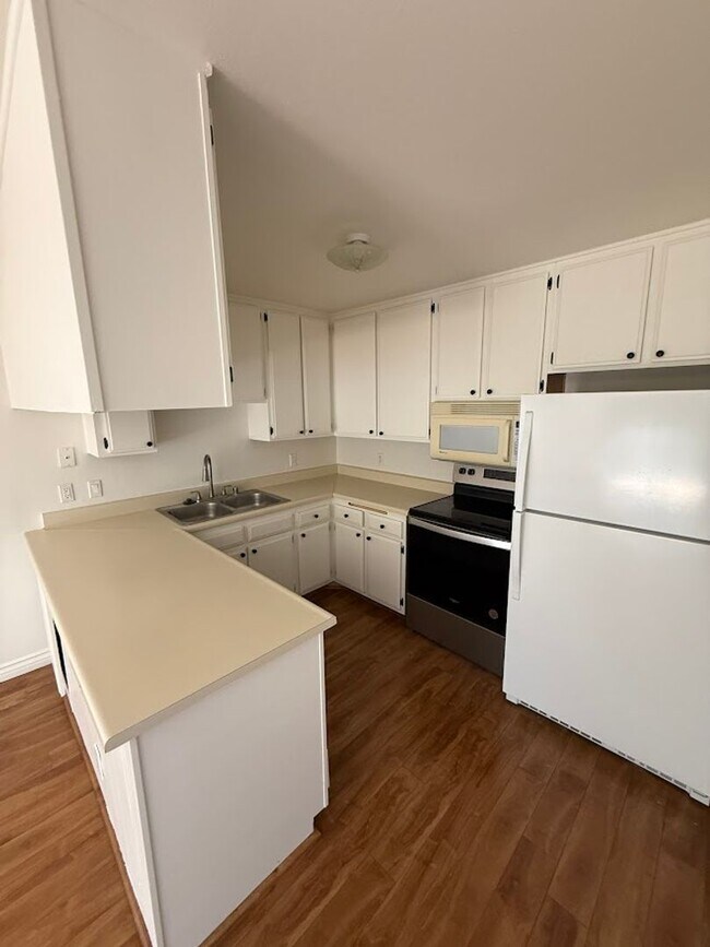 Foto del edificio - 6815 Remmet Ave