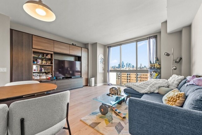 Building Photo - 800 Jackson St