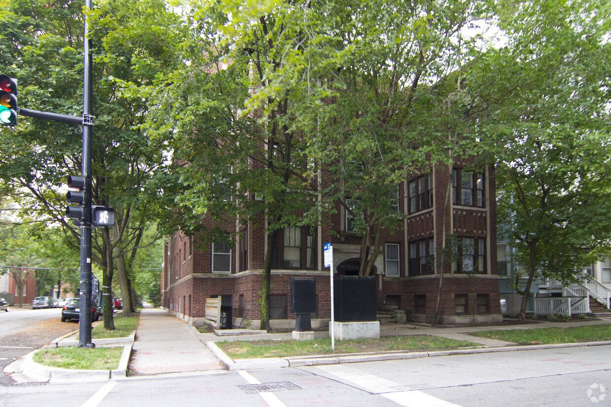 Primary Photo - 1901 W Addison St