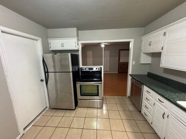 Building Photo - Adorable 3 bed, 1 and a half bath house in...