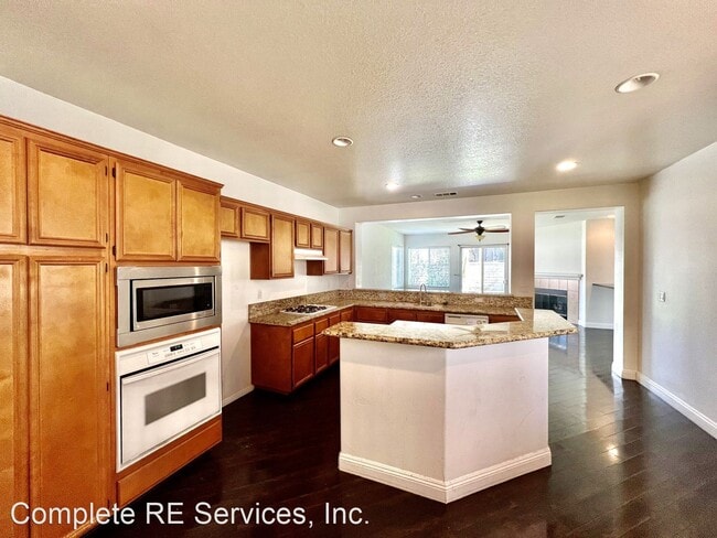 Building Photo - 5 br, 3 bath House - 6170 Valencia St.