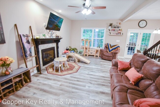 Building Photo - 3 br, 2.5 bath House - 338 Chalet Circle