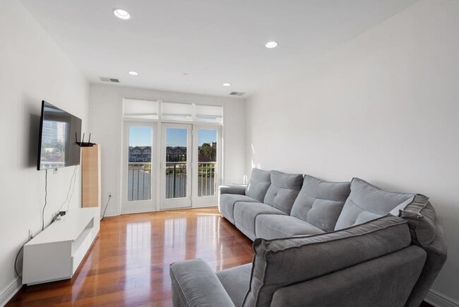 Foto del edificio - 7400 River Rd