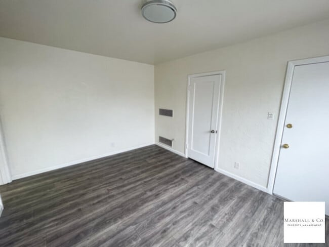 Building Photo - UPDATED TOP FLOOR 2BR/1BA IN SMALL AND QUI...