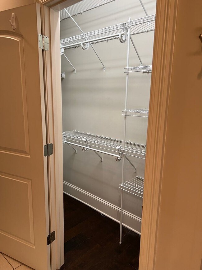 Foto del edificio - August 2026 - July 2027!!  3 BR 3 BA townhome 1 mile from UA campus