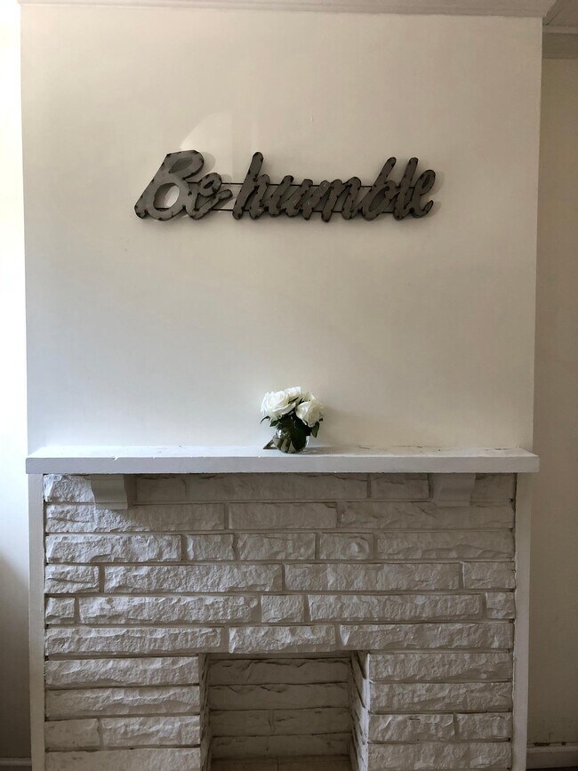 Building Photo - 185 1/2 Home St