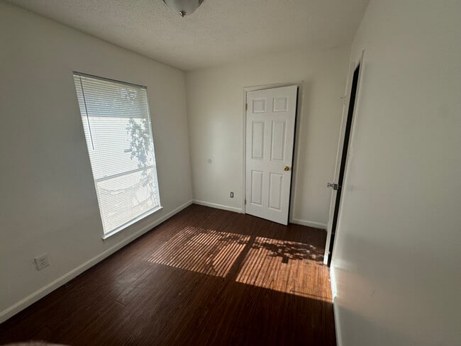 Foto del edificio - 6049 Eric Ln