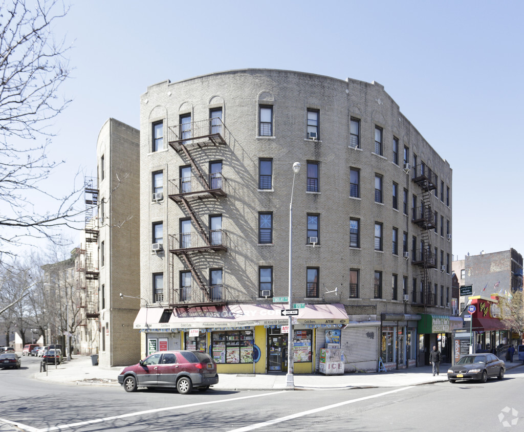 Primary Photo - 1365 Findlay Ave