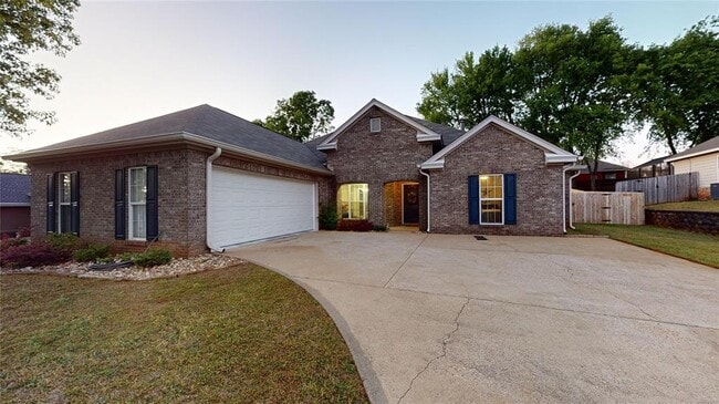 Foto del edificio - 1067 E Poplar St