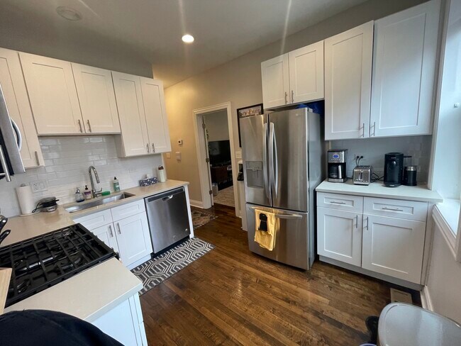 Foto del edificio - 5816 N Ridge Ave
