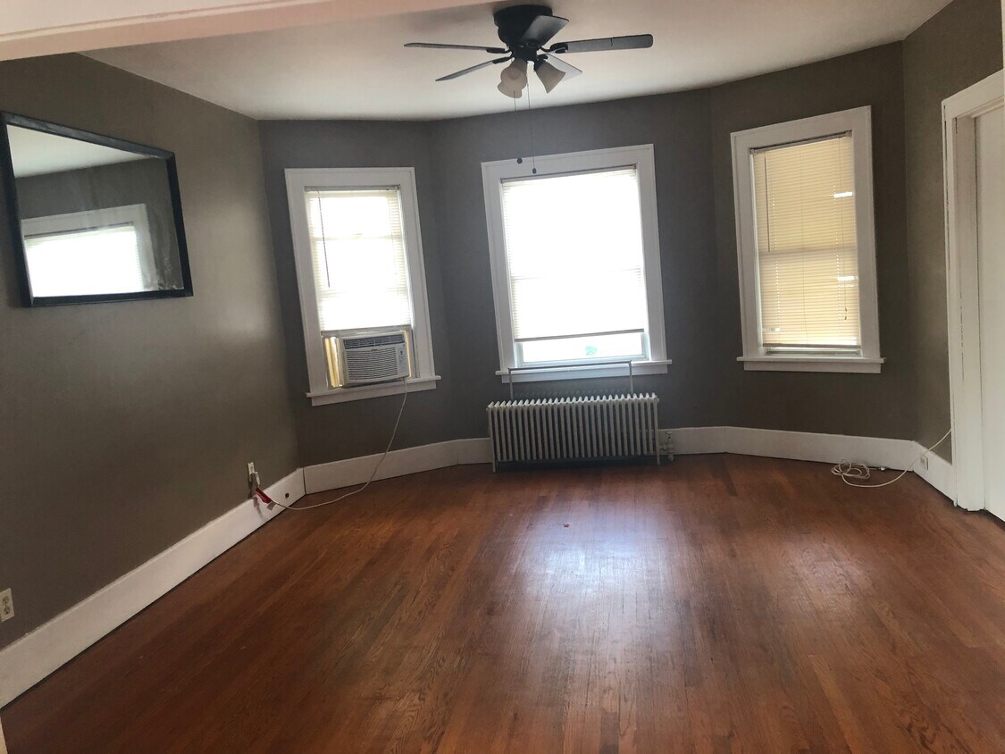 Primary Photo - 1476 Nott St