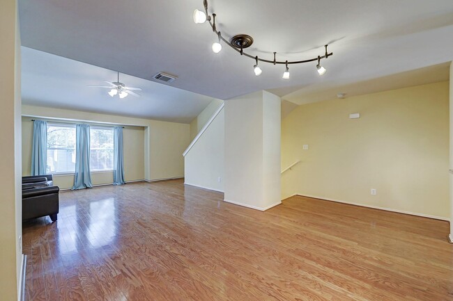 Building Photo - 826 W Heights Hollow Ln