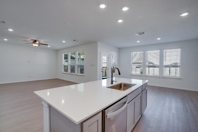 Foto del edificio - 429 Foresail Rd