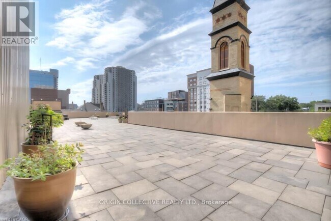 Building Photo - 389 Dundas St