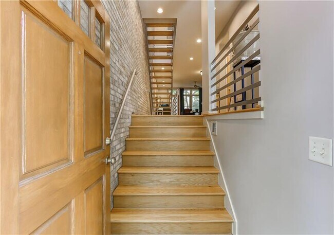 Building Photo - 1294 Fernwood Cir NE