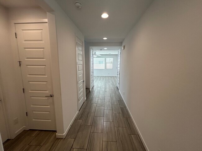 Building Photo - 2521 E Athena Ave