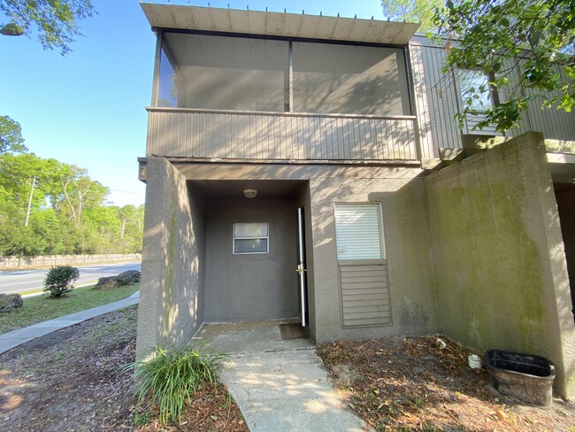 Building Photo - 701 SW 75th St