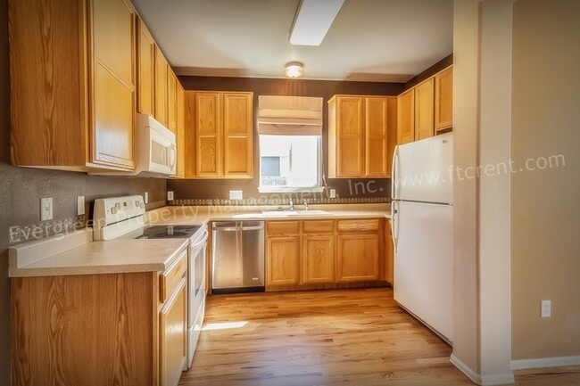 Building Photo - Spacious & Stylish 4-Bedroom Home with Pri...