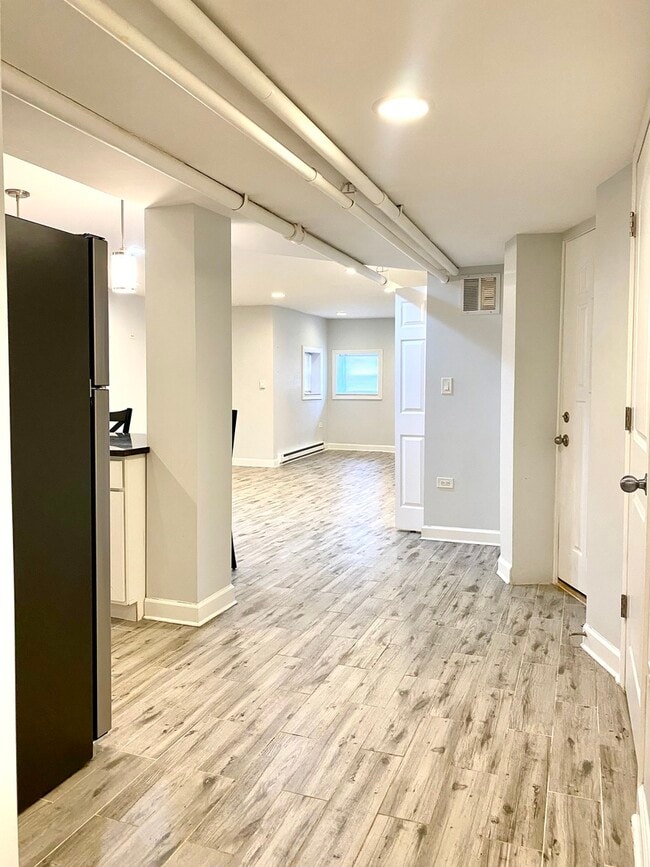 Building Photo - 1721 W Bryn Mawr Ave