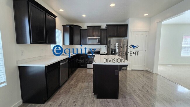 Building Photo - Newly Remodeled!