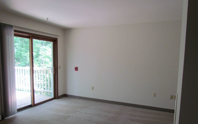 Living Room - Sylvan Glen Apartments