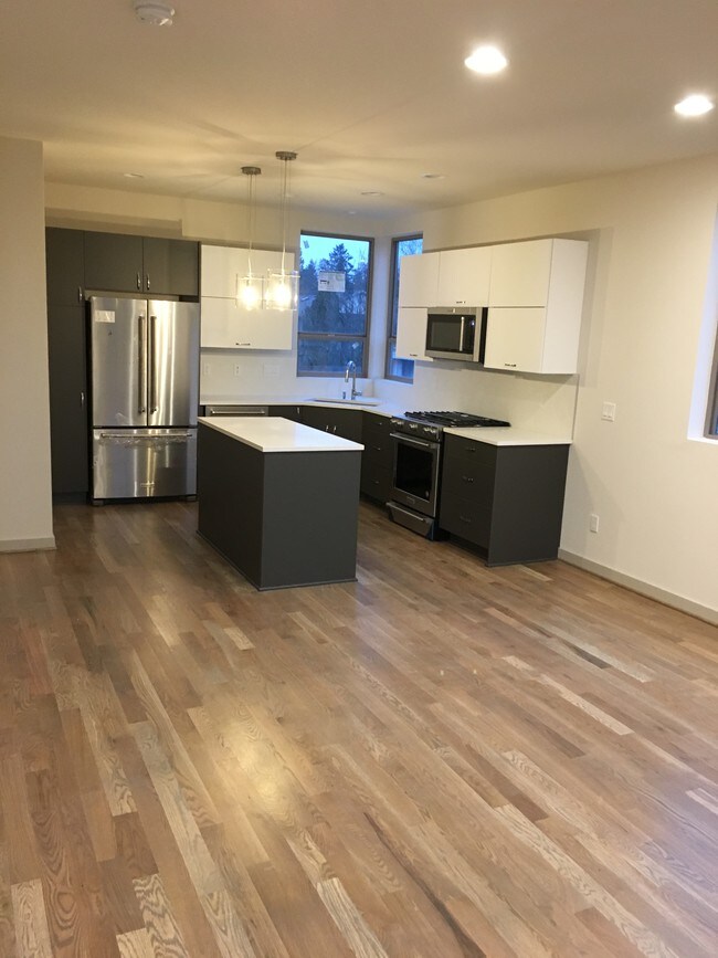 Building Photo - 308 N 120th St