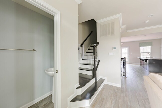 Tocador y escalones - 1171 Sunset Avenue Ext