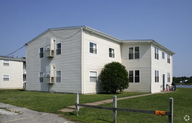 Building Photo - 724 River St