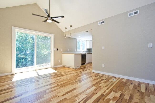 Building Photo - Bright 4BR Home Near CU Boulder + HOP Line