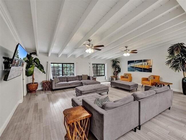 Foto del edificio - 2500 NE 19th St