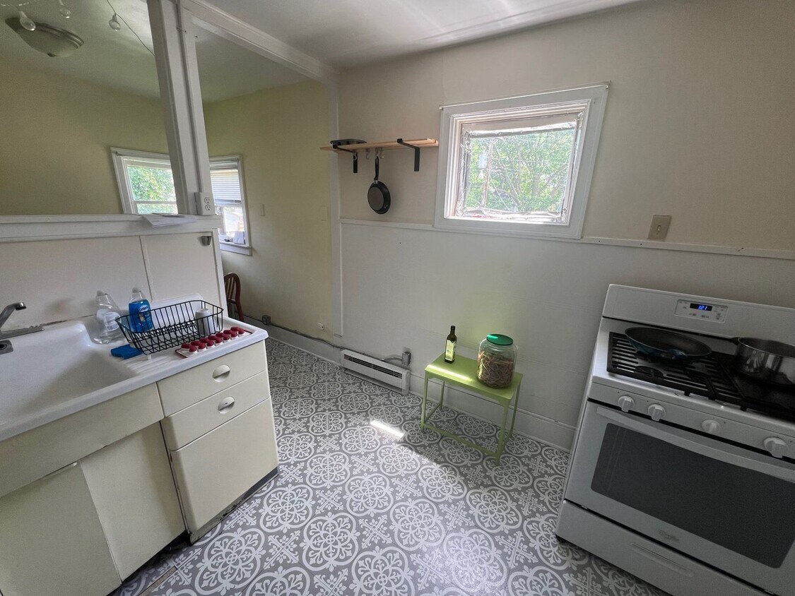 303 W Illinois St Unit 3, Urbana, IL 61801 Room for Rent in Urbana