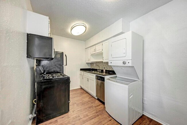 Building Photo - 2401 Manor Rd