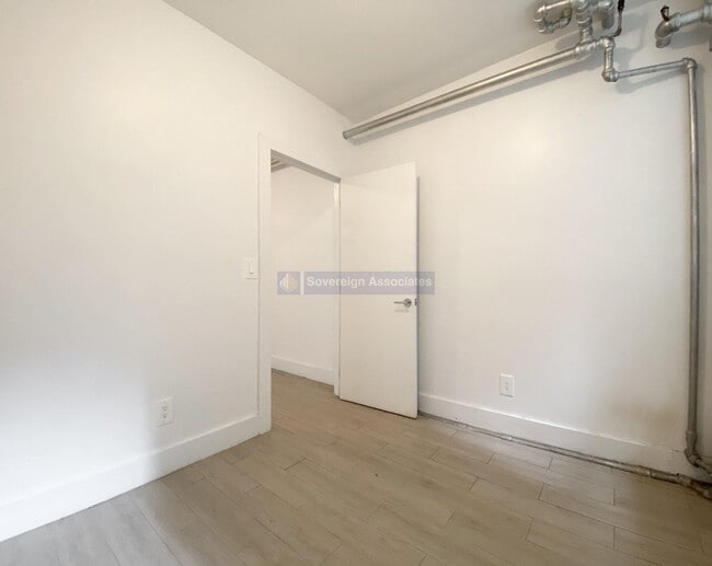 Building Photo - 22 St Nicholas Pl