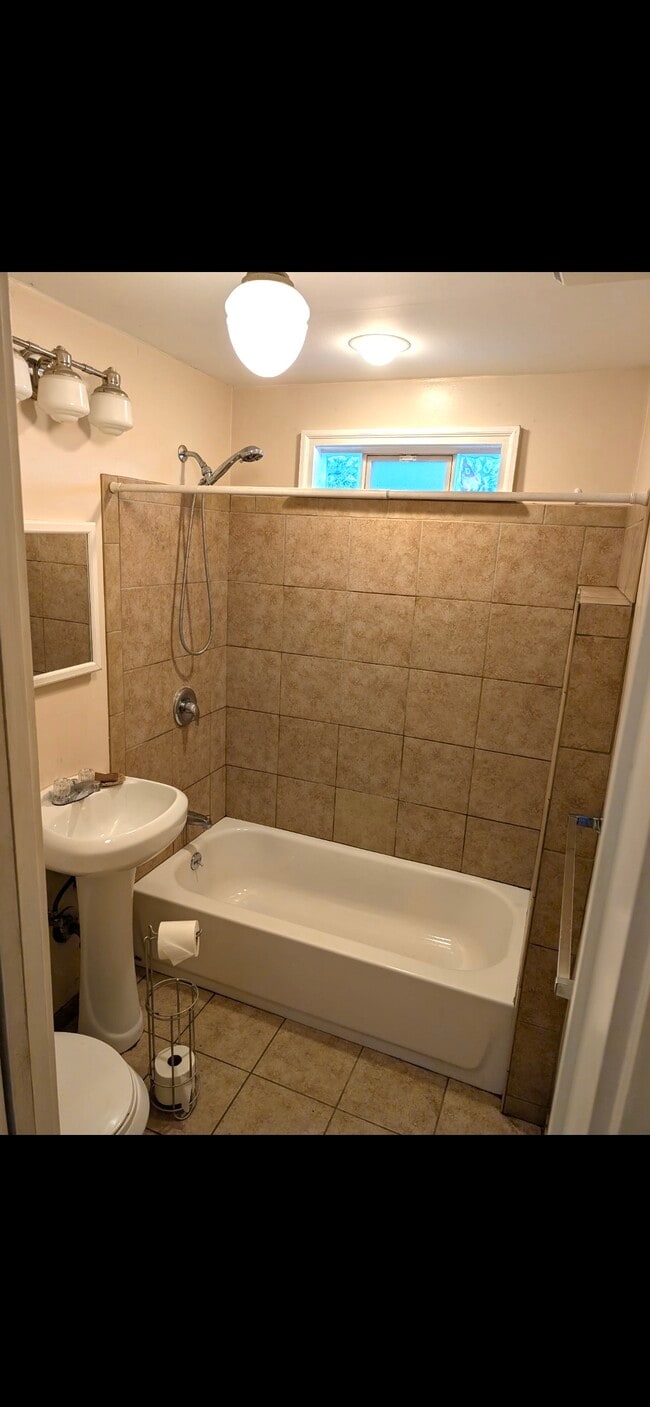 Building Photo - 1626 Grace Ave