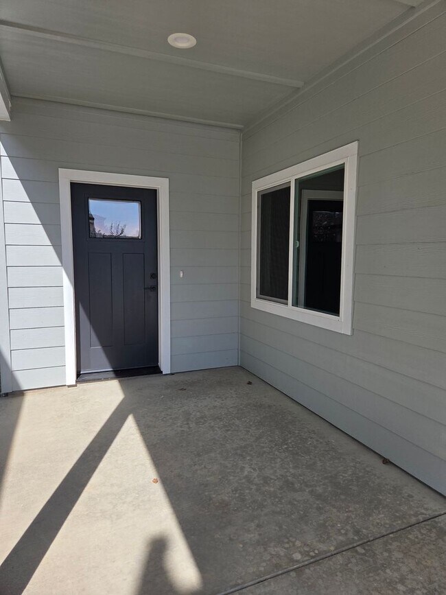 Foto del edificio - Brand New Build on Old Alturas - ALL Electric with City of Redding Solar!