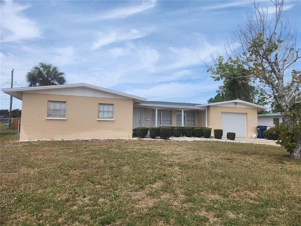 Foto principal - 5728 25th St W