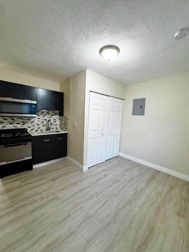 Foto del edificio - 2731 NW 1st St