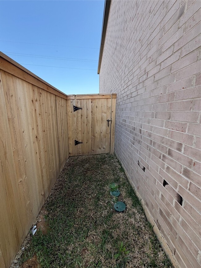 Building Photo - 16718 Old Wagon Wy